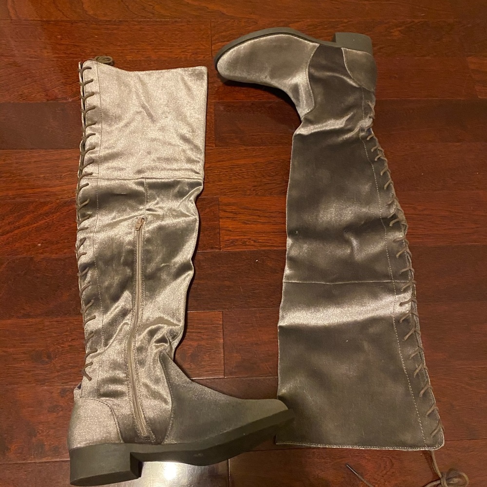 Shoe dazzle boots. Size 8